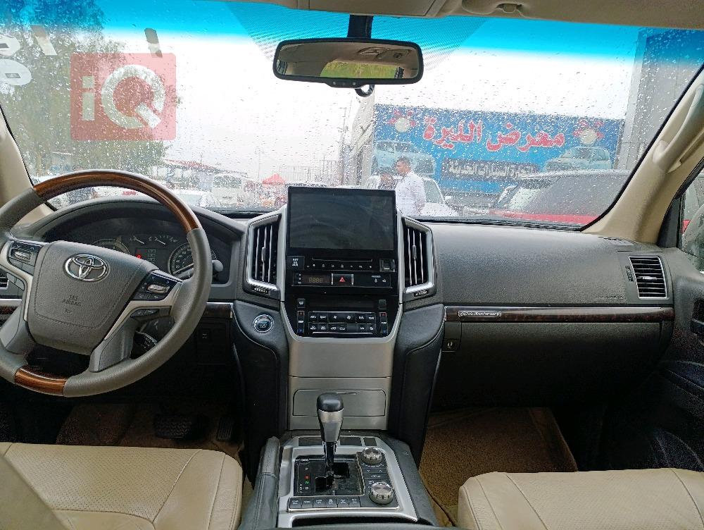 تۆیۆتا لاند کروزەر
